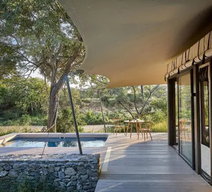 Disfrute de una piscina privada en la terraza de su suite.