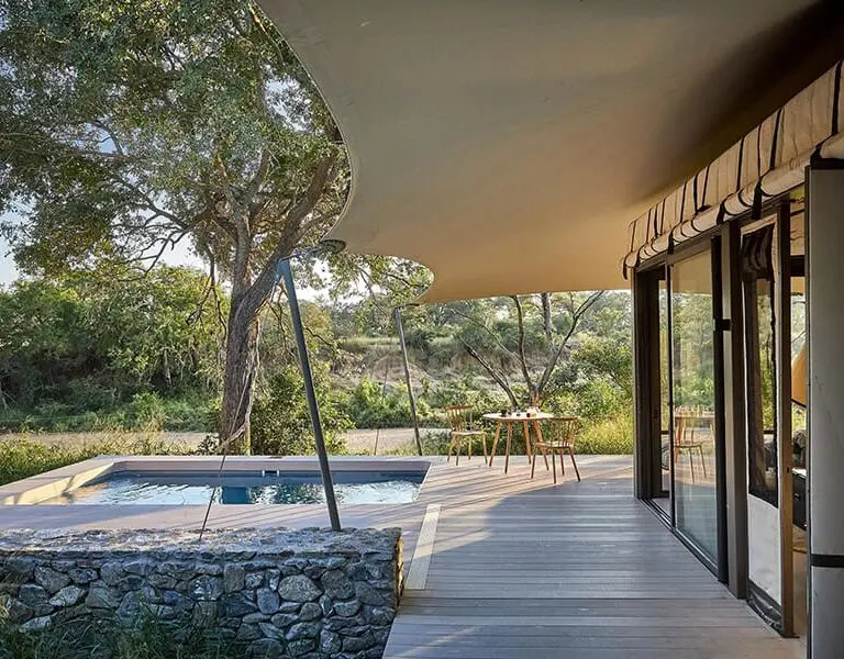 Disfrute de una piscina privada en la terraza de su suite.