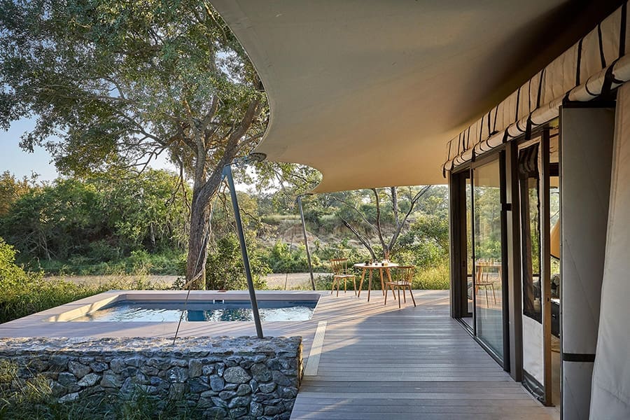 Disfrute de una piscina privada en la terraza de su suite.
