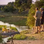 Disfrute de un atardecer en la sabana.