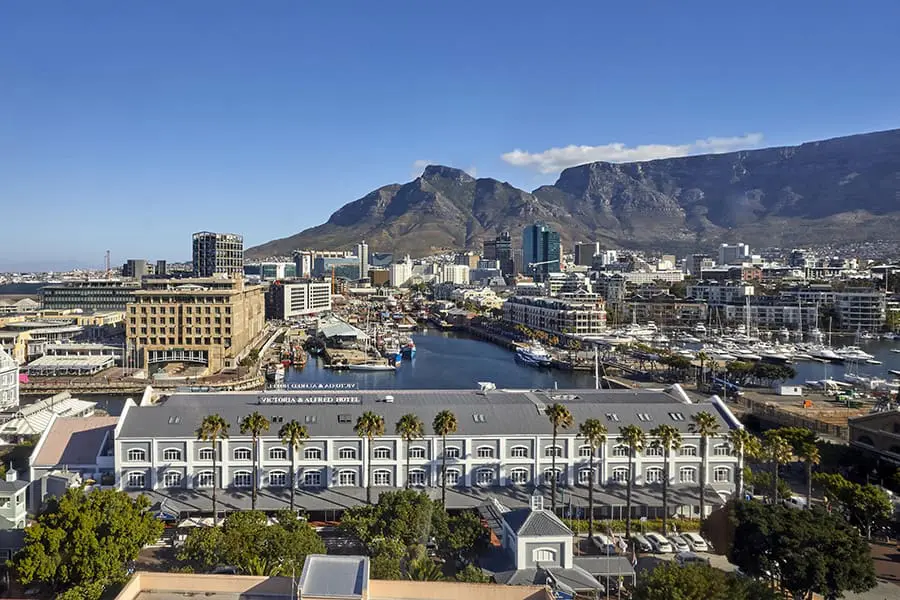 Disfrute de una terapia de compras y buena comida en el V&A Waterfront. 