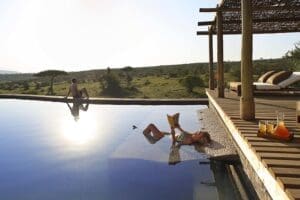 Relájese en la piscina infinita climatizada del spa del Mara Bushtops Camp. 