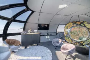 Disfruta de una copa en el bar.