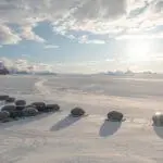 El campamento domina las placas de hielo y las montañas de picos rocosos en la distancia.
