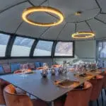 El comedor: donde disfrutará de comidas gourmet preparadas por un chef privado.