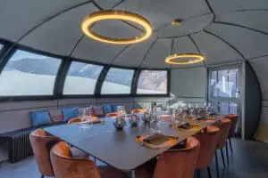 El comedor: donde disfrutará de comidas gourmet preparadas por un chef privado.