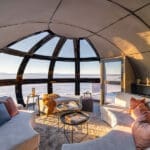 Relájese en el salón y disfrute de las vistas desde el suelo hasta el techo.