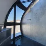 Una cabina de ducha diseñada por expertos permite disfrutar del lujo del agua caliente corriente.