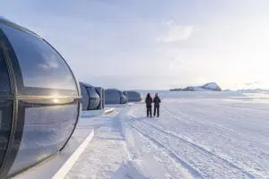 Las Sky Pods de Echo están diseñadas para mantener los interiores cálidos y acogedores al tiempo que se maximizan las vistas de las placas de hielo.