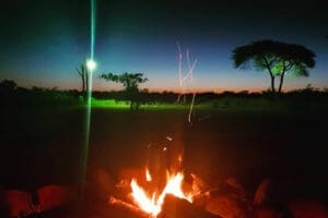 Admirar as estrelas à volta de uma fogueira.