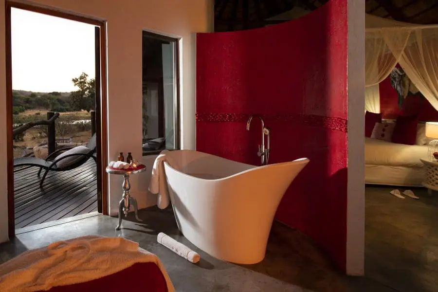 A sumptous cleanse beckons non-stop views of the riverbed. 