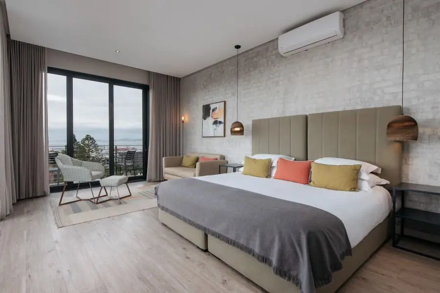 Sea-facing rooms are tastefully decorated. 
