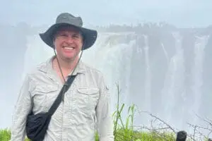 Passar o dia a passear nas Cataratas Vitória.