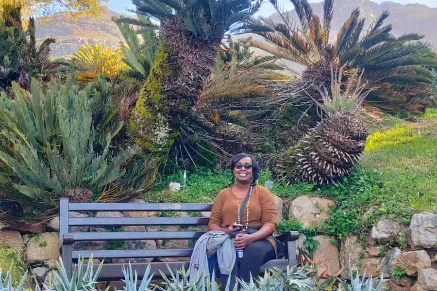 Agatha a admirar as antigas cicadáceas nos jardins de Kirstenbosch