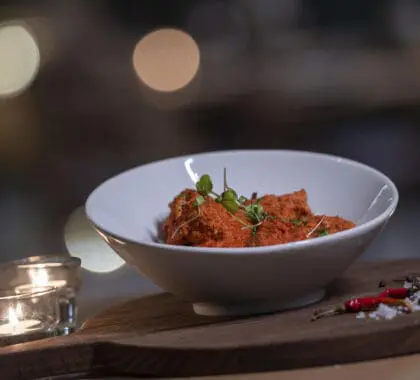 Le esperan suntuosas comidas en un elegante comedor.