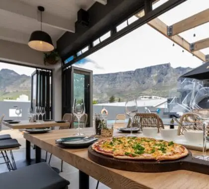 El restaurante Sanctuary, situado en las instalaciones del hotel, ofrece magníficas vistas de Table Mountain, con amplias puertas correderas que invitan a entrar aire fresco en el espacio.