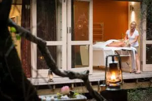 Grootbos ofrece suntuosos masajes, que se disfrutan mejor en la cubierta con una brisa fresca y el aroma de las flores frescas.