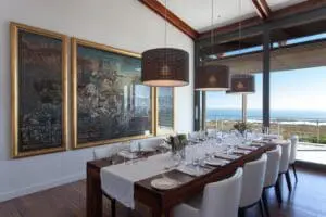 El comedor es el escenario de elegantes banquetes.