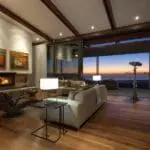 El salón de la villa invita a acurrucarse junto a la chimenea y disfrutar de una copa de vino con amigos y familiares.