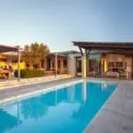 Una gran piscina y una zona de cubierta invitan a bajar el ritmo y saborear lujos sencillos.