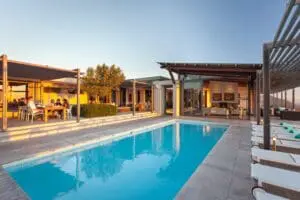 Una gran piscina y una zona de cubierta invitan a bajar el ritmo y saborear lujos sencillos.