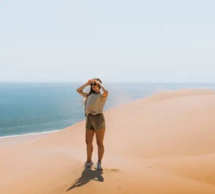 mujer_sand-dune_namibia_banner