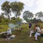 Saboree un desayuno en la sabana, entre las altas hierbas bajo el cielo abierto del Delta.