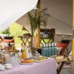 Cereales crujientes y zumo de fruta fresca le despiertan tras un sueño reparador.