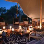 Relájese en el salón de té, intercambiando agradables charlas con huéspedes o familiares afines.