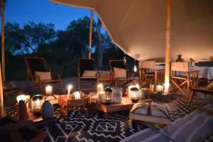 Relájese en el salón de té, intercambiando agradables charlas con huéspedes o familiares afines.