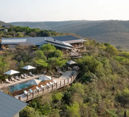 Die Rhino Ridge Safari Lodge liegt auf einem Hügel in den üppigen Savannen von KwaZulu Natal. 
