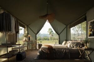 As tendas do Chicari Camp são uma porta de entrada luxuosa para o parque. 