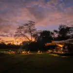 O sol desce no horizonte, marcando um final romântico para cada dia.