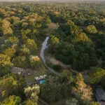 Muzimu Lodge propose un safari classique sous tente, caché dans une forêt riveraine tranquille.
