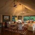 Détendez-vous dans le salon avec une boisson fraîche après votre safari matinal.