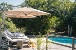 As tardes são passadas a relaxar junto à piscina.