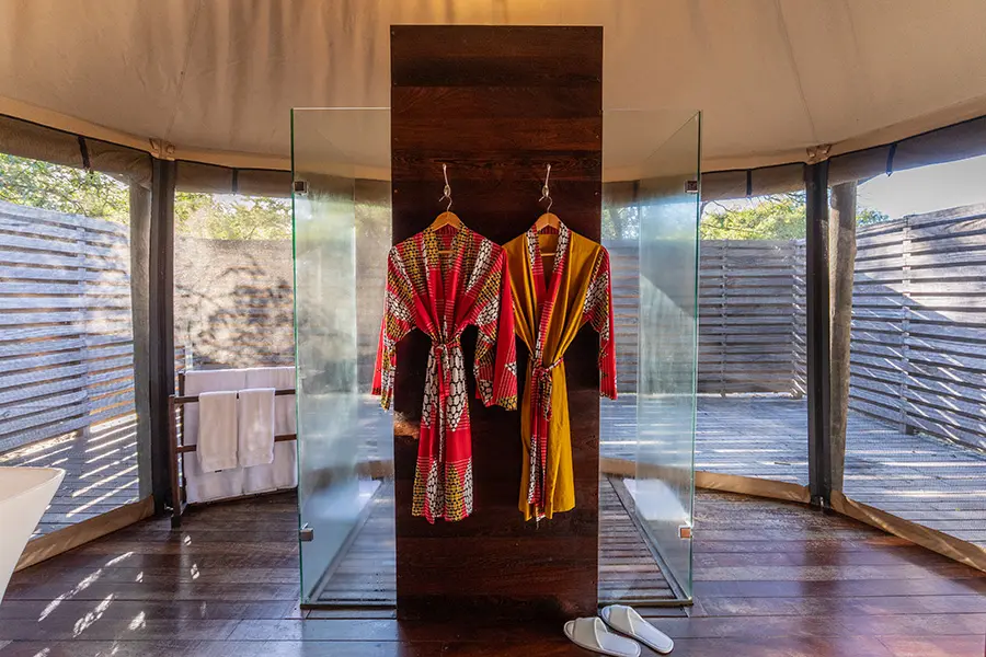 gorongosa-safaris-muzimu-lodge-tented-suites-en-suite-baño-albornoz-21