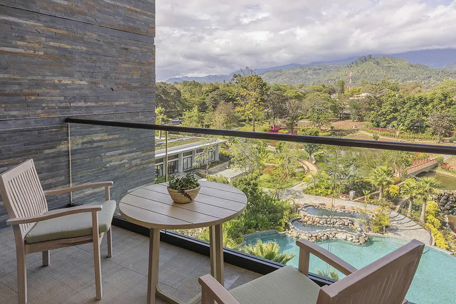gran-melia-arusha-tanzania-habitación de lujo con vistas a la montaña y balcón