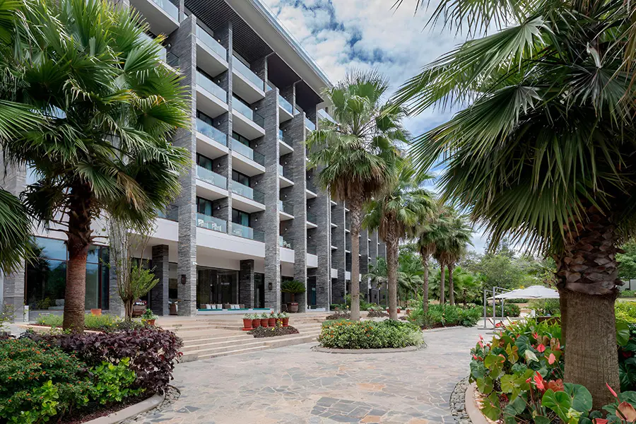gran-melia-arusha-tanzania-calle-exterior
