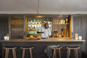 Pásate por la zona del bar para disfrutar de una copa antes de acostarte. 