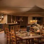 El comedor interior crea un ambiente tranquilo con una suave iluminación ambiental.