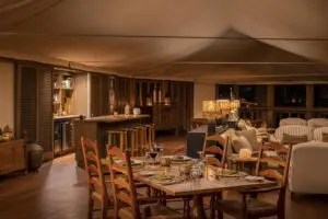 El comedor interior crea un ambiente tranquilo con una suave iluminación ambiental. 