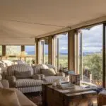 El salón común es el lugar perfecto para tomar el sol mientras se saborea una bebida fresca.