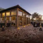 La brazza hundida ofrece relajadas bebidas al atardecer.