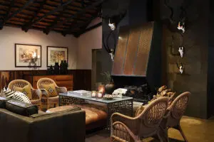 Caliéntate junto a la chimenea en las noches más frescas.