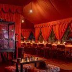 Una amplia mesa de comedor invita a un ambiente de convivencia.