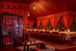 Una amplia mesa de comedor invita a un ambiente de convivencia.