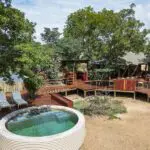 Una amplia cubierta con zona de bar y piscina de inmersión crea un ambiente relajado para disfrutar de las bebidas y tomar el sol.