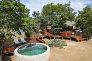 Una amplia cubierta con zona de bar y piscina de inmersión crea un ambiente relajado para disfrutar de las bebidas y tomar el sol. 