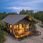 Exterior de la tienda en Muddy Teak.